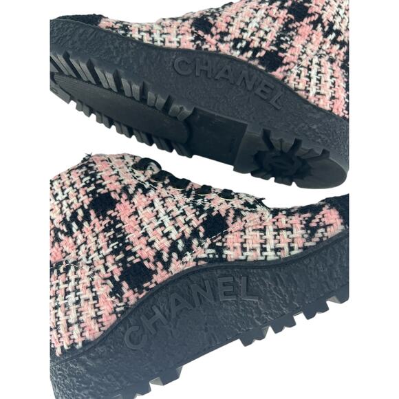 Chanel 2021 Interlocking CC Logo Cap Toe Tweed Boots - Picture 7 of 16